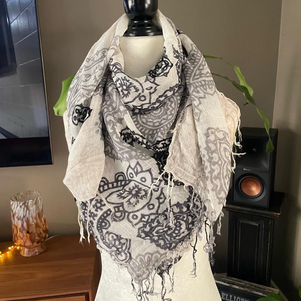 Elegant Gray and Black Patterned Scarf
